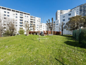 T4 à rénover avec balcon, cave et parc arboré   secteur rech