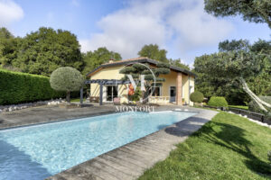 Elégante maison d’architecte sur un terrain paysagé avec pis