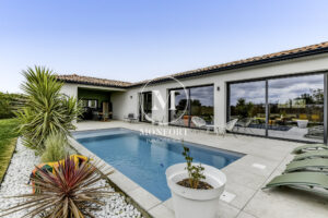 Villa contemporaine de 2022 avec piscine et prestations haut